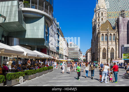 Stephansplatz mit dem Stephansdom (St Stephen Kathedrale Wien) auf der rechten Seite, Innere Stadt, Wien, Österreich Stockfoto