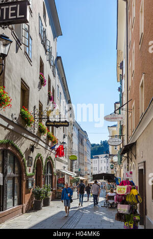 Hotels und Geschäfte in der Linzer Gasse in der Altstadt, Salzburg, Österreich Stockfoto