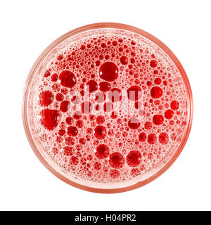 Draufsicht der roten schaumige Getränk mit Schaum und Luftblasen im einfachen Glas. Isoliert auf weiss mit Beschneidungspfad Stockfoto