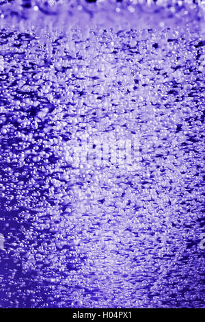 Abstrakte defokussierten blauer Hintergrund mit Luftblasen im Glas Stockfoto