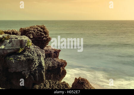 Felsen am Strand Ris, Noja, Kantabrien, Spanien, Europa Stockfoto