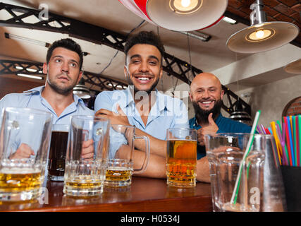 Man Gruppe In Bar halten Brille glücklich lächelnd, Bier trinken, Mix Rennen fröhlich Freunde treffen Stockfoto