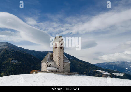 Die Kirche St. Jakob in der Nähe von St. Magdalena im Villnoesstal (Val di Funes) in Südtirol in Italien im Schnee im Winter. Stockfoto