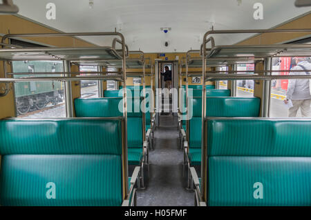 Vintage zweiter Klasse Zug Personenwagen des Typs Einheitswagen EW I, von SBB/CFF/FFS in der Schweiz betrieben. Stockfoto