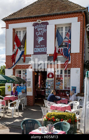 Die Pegasus Bridge Cafe, Bénouville, Calvados, Basse-Normandie, Frankreich Stockfoto