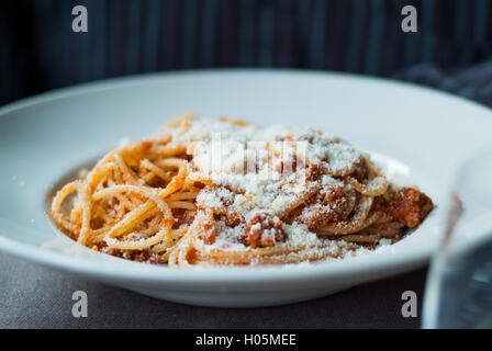 Nahaufnahme von einem Teller Spaghetti Bolognese mit Parmesan fotografiert in einem italienischen restaurant Stockfoto