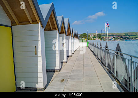 Strandhütten in Folge an einem sonnigen Strand-Tag Stockfoto