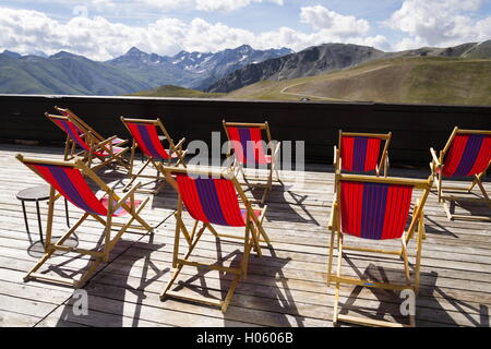 Bunte leere Liegestühle auf der Terrasse mit Blick auf italienischen Alpen Berge Stockfoto