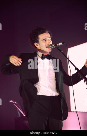 London, UK. 19. September 2016. Matthew Healy von 1975 die live auf der Bühne im Roundhouse in London als Teil der Apple Music Festival 10. Bild Datum: Montag, 19. September 2016. Bildnachweis sollte lauten: Roger Garfield / Alamy Live News Stockfoto