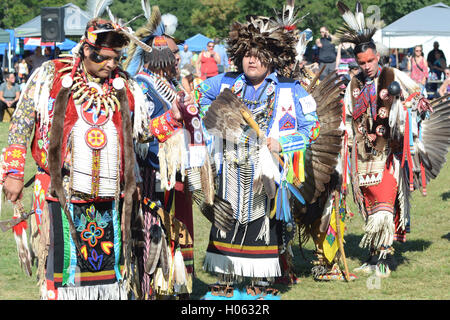 American Indians nehmen an einer Grand Entry Zeremonie während des 60. Jährlichen Pow Wow am Samstag im Busse Woods nahe Elk Grove Village im Jahr 2016 Teil. Stockfoto