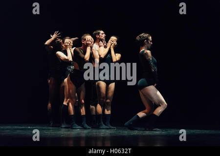 London, UK. 19. September 2016. Sharon Eyal und Gai Behar präsentieren die UK-Premiere ihres Unternehmens, L-E-V neuestes Werk, OCD Liebe am Sadler es Wells Theatre Credit: Danilo Moroni/Alamy Live News Stockfoto