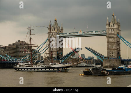 London, UK. 19. September 2016. Großsegler am Tower Bridge geleitet von The Tall Ship Youth Trust gewidmet der persönlichen Entwicklung der Jugendlichen Alter 12 bis 25, durch die Besatzung des Hochsee-Sail Training Schiffe. Bildnachweis: Claire Doherty/Alamy Live News Stockfoto