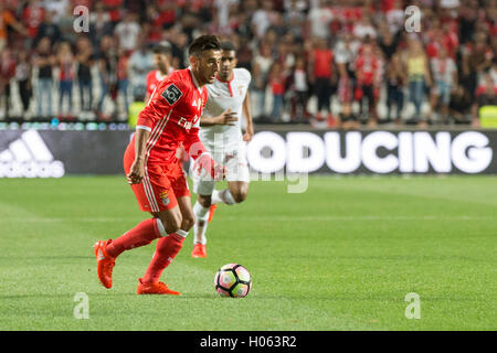 Lissabon, Portugal. 19. Sep, 2016. 19. September 2016. Lissabon, Portugal. SL Benficas argentinischen Mittelfeldspieler Salvio (18) in Aktion während dem Spiel SL Benfica Vs SC Braga Credit: Alexandre de Sousa/Alamy Live News Stockfoto