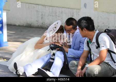 Qingdao, Qingdao, China. 20. Sep, 2016. Qingdao, CHINA-September 19 2016: (nur zur redaktionellen Verwendung. CHINA aus) Paare auf den Aussichtspunkt von acht großen Pässe in Qingdao, Osten der Provinz Shandong ChinaÂ¡Â¯s am 19. September 2016. Viele Paare strömen in Qingdao, einer schönen Küstenstadt Hochzeitsfotos zu schießen. Qingdao zieht viele Paare aufgrund seiner Lage am Meer, gemäßigten Wetter und bequemen Transport, die sehr geeignet für Hochzeitsfotos zu schießen. © SIPA Asien/ZUMA Draht/Alamy Live-Nachrichten Stockfoto