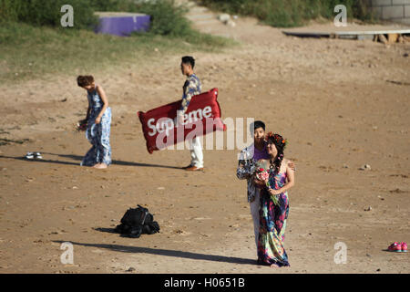 Qingdao, Qingdao, China. 20. Sep, 2016. Qingdao, CHINA-September 19 2016: (nur zur redaktionellen Verwendung. CHINA aus) Paare auf den Aussichtspunkt von acht großen Pässe in Qingdao, Osten der Provinz Shandong ChinaÂ¡Â¯s am 19. September 2016. Viele Paare strömen in Qingdao, einer schönen Küstenstadt Hochzeitsfotos zu schießen. Qingdao zieht viele Paare aufgrund seiner Lage am Meer, gemäßigten Wetter und bequemen Transport, die sehr geeignet für Hochzeitsfotos zu schießen. © SIPA Asien/ZUMA Draht/Alamy Live-Nachrichten Stockfoto