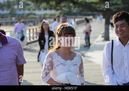 Qingdao, Qingdao, China. 20. Sep, 2016. Qingdao, CHINA-September 19 2016: (nur zur redaktionellen Verwendung. CHINA aus) Paare auf den Aussichtspunkt von acht großen Pässe in Qingdao, Osten der Provinz Shandong ChinaÂ¡Â¯s am 19. September 2016. Viele Paare strömen in Qingdao, einer schönen Küstenstadt Hochzeitsfotos zu schießen. Qingdao zieht viele Paare aufgrund seiner Lage am Meer, gemäßigten Wetter und bequemen Transport, die sehr geeignet für Hochzeitsfotos zu schießen. © SIPA Asien/ZUMA Draht/Alamy Live-Nachrichten Stockfoto