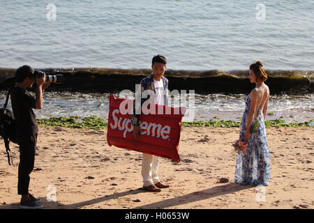 Qingdao, Qingdao, China. 20. Sep, 2016. Qingdao, CHINA-September 19 2016: (nur zur redaktionellen Verwendung. CHINA aus) Paare auf den Aussichtspunkt von acht großen Pässe in Qingdao, Osten der Provinz Shandong ChinaÂ¡Â¯s am 19. September 2016. Viele Paare strömen in Qingdao, einer schönen Küstenstadt Hochzeitsfotos zu schießen. Qingdao zieht viele Paare aufgrund seiner Lage am Meer, gemäßigten Wetter und bequemen Transport, die sehr geeignet für Hochzeitsfotos zu schießen. © SIPA Asien/ZUMA Draht/Alamy Live-Nachrichten Stockfoto