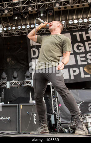 Chicago, Illinois, USA. 16. Sep, 2016. GREG PUCIATO der Dillinger Escape Plan tritt bei Douglas Park beim Riot Fest in Chicago, Illinois © Daniel DeSlover/ZUMA Draht/Alamy Live News Stockfoto