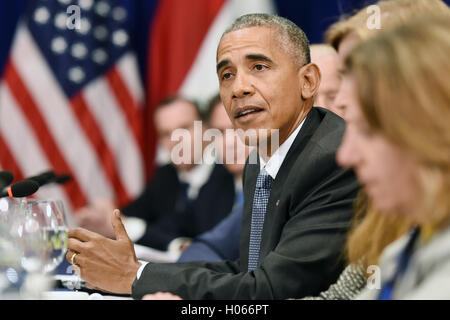 US-Präsident Barack Obama besucht ein bilaterales Treffen mit Premierminister Haider al-Abadi des Irak im Lotte New York Palace Hotel in New York, NY, am 19. September 2016.  Bildnachweis: Anthony Behar / Pool über CNP /MediaPunch Stockfoto