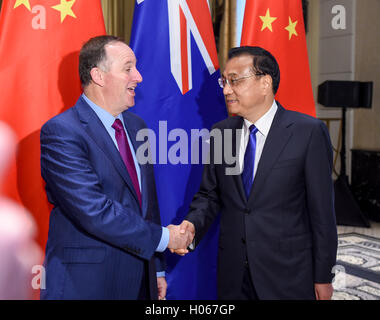 New York, USA. 19. Sep, 2016. Chinese Premier Li Keqiang (R) trifft sich mit seinem New Zealand Amtskollegen John Key in New York, 19. September 2016. © Li Xueren/Xinhua/Alamy Live-Nachrichten Stockfoto