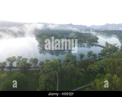 Chengde. 20. Sep, 2016. Foto aufgenommen am 20. September 2016 zeigt die Nebel-Landschaft an die kaiserliche Sommerfrische Berg in Chengde, Nordchinas Provinz Hebei. © Liu Mancang/Xinhua/Alamy Live-Nachrichten Stockfoto