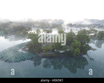 Chengde. 20. Sep, 2016. Foto aufgenommen am 20. September 2016 zeigt die Nebel-Landschaft an die kaiserliche Sommerfrische Berg in Chengde, Nordchinas Provinz Hebei. © Liu Mancang/Xinhua/Alamy Live-Nachrichten Stockfoto