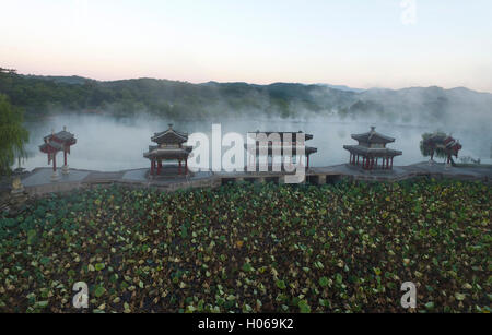 Chengde. 20. Sep, 2016. Foto aufgenommen am 20. September 2016 zeigt die Nebel-Landschaft an die kaiserliche Sommerfrische Berg in Chengde, Nordchinas Provinz Hebei. © Liu Mancang/Xinhua/Alamy Live-Nachrichten Stockfoto