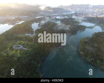 Chengde. 20. Sep, 2016. Foto aufgenommen am 20. September 2016 zeigt die Nebel-Landschaft an die kaiserliche Sommerfrische Berg in Chengde, Nordchinas Provinz Hebei. © Liu Mancang/Xinhua/Alamy Live-Nachrichten Stockfoto