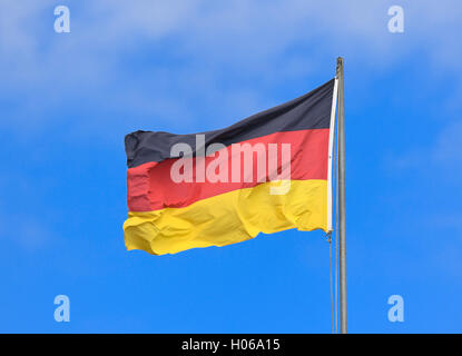 Berlin, Deutschland. 18. September 2016. Die Flagge der Bundesrepublik Deutschland fliegt über Steffi Graf Stadion in Berlin, Deutschland, 18. September 2016. Foto: SOEREN STACHE/DPA/Alamy Live-Nachrichten Stockfoto