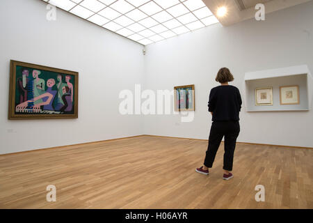 Berlin, Deutschland. 20. Sep, 2016. Eine Frau stand vor den Bildern von Kirchner in Berlin, Deutschland, 20. September 2016. Der neuen Galerie im Hamburger Bahnhof - Museum Fuer Gegenwart in Berlin mehrere zeigt Werke aus der Sammlung der Nationalgalerie, ergänzt durch zeitgenössische Werke von Rosa Barba und Rudolf Stingel von Kirchner. Die Ausstellung läuft vom 23. September 2016, 26. Februar 2017. Foto: PAUL ZINKEN/DPA/Alamy Live-Nachrichten Stockfoto