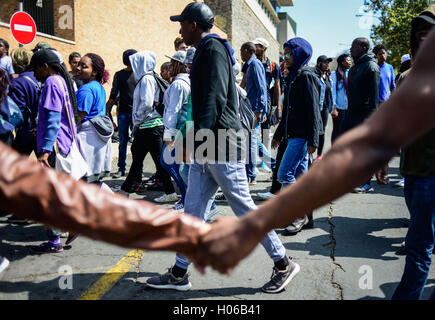 Johannesburg, Südafrika. 20. Sep, 2016. Studenten-Protest gegen Gebühr College Wanderungen an der Universität Witwatersrand (Wits), in Johannesburg, Südafrika, am 20. September 2016. Proteste weiter am Dienstag an verschiedenen Universitäten in Südafrika im Anschluss an die eine offizielle Ankündigung Greenlighting College Gebühr am Montag Wanderungen. © Zhai Jianlan/Xinhua/Alamy Live-Nachrichten Stockfoto