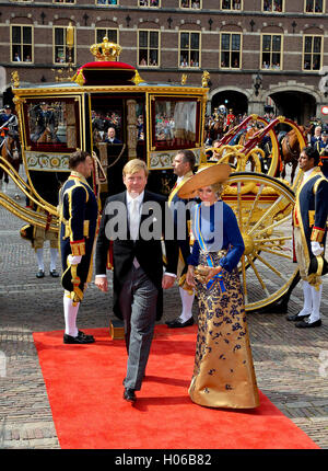 Den Haag, Niederlande. 20. Sep, 2016. König Willem-Alexander und Maxima der Königin der Niederlande kommen mit der goldenen Coach an der Ridderzaal zur Eröffnung der Sitzungsperiode Sonntagsruhe 2016 in den Haag, Niederlande, 20. September 2016 Foto: Albert Nieboer / / Point de Vue, - Nein-Draht-SERVICE-/ Dpa/Alamy Live News Stockfoto