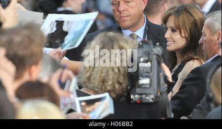 Berlin, Deutschland. 18. August 2010. US-Schauspielerin Angelina Jolie (C) besucht die Premiere ihres Films "Salt" in Berlin, Deutschland, 18. August 2010. Der Thriller erscheint am 26. August in den deutschen Kinos. Foto: Paul Zinken/Dpa/Alamy Live News Stockfoto