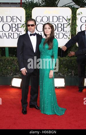 Beverly Hills, Los Angeles, USA. 16. Januar 2011. US-Schauspieler Brad Pitt und seine Frau, Schauspielerin Angelina Jolie kommen bei der 68. Golden Globe Awards, präsentiert von der Hollywood Foreign Press Association im Hotel Beverly Hilton in Beverly Hills, Los Angeles, USA, 16. Januar 2011. Foto: Louis Garcia | Verwendung Weltweit/Picture Alliance/Dpa/Alamy Live-Nachrichten Stockfoto