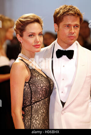 Venedig, USA. 3. September, 2007. 20. September 2016 hat die Scheidung von Brad Pitt - Los Angeles, CA - Angelina Jolie Pitt eingereicht. Jolie Pitt, 41, juristische Dokumente eingereicht Montag unter Berufung auf unüberbrückbare Differenzen. Jolie Pitt angefordert, dass Sorgerecht für das Paar hat sechs Kinder Ð Maddox, Pax, Zahara, Shiloh, Vivienne und Knox Ð Pitt zu gewährenden Heimsuchung, fordern unter Berufung auf juristische Dokumente geteilt. Foto: 2. September 2007 - Venedig, Italien - Brad Pitt und Angelina Jolie. '' Die Ermordung des Jesse James By The Coward Robert Ford'' Premiere bei den 64. internationalen Film-Festiv Stockfoto