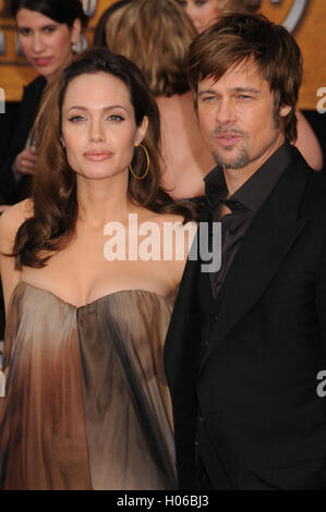 Los Angeles, CA, USA. Januar 2008. 20. September 2016: Los Angeles, CA: Angelina Jolie Pitt hat die Scheidung von Brad Pitt beantragt. Jolie Pitt, 41, reichte am Montag Rechtsdokumente ein, in denen er unversöhnliche Differenzen zitierte. Jolie Pitt beantragte das Sorgerecht für die sechs gemeinsamen Kinder des Paares Ã Maddox, Pax, Zahara, Shiloh, Vivienne, und Knox Ã bittet Pitt um Besuche unter Berufung auf juristische Dokumente. Dateifoto: 27. Januar 2008 – Los Angeles, Kalifornien –. 14. Jährliche Screen Actors Guild Awards im Shrine Auditorium. Foto: Byron Purvis/AdMedia Stockfoto