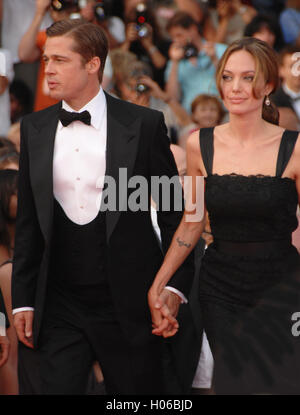 Cannes, FR, USA. 22. Mai 2007. 20. September 2016 hat die Scheidung von Brad Pitt - Los Angeles, CA - Angelina Jolie Pitt eingereicht. Jolie Pitt, 41, juristische Dokumente eingereicht Montag unter Berufung auf unüberbrückbare Differenzen. Jolie Pitt angefordert, dass Sorgerecht für das Paar hat sechs Kinder Ð Maddox, Pax, Zahara, Shiloh, Vivienne und Knox Ð Pitt zu gewährenden Heimsuchung, fordern unter Berufung auf juristische Dokumente geteilt. Foto: Brad Pitt & Angelina Jolie beim Screening für ihren neuen Film "A Mighty Heart'' auf der 60. jährlichen International Film Festival de Cannes. 21. Mai 2007 Cannes, Frankreich. (Kredit Bild Stockfoto