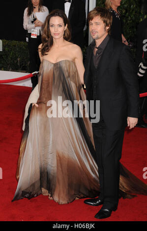 Los Angeles, CA, USA. Januar 2008. 20. September 2016: Los Angeles, CA: Angelina Jolie Pitt hat die Scheidung von Brad Pitt beantragt. Jolie Pitt, 41, reichte am Montag Rechtsdokumente ein, in denen er unversöhnliche Differenzen zitierte. Jolie Pitt beantragte das Sorgerecht für die sechs gemeinsamen Kinder des Paares Ã Maddox, Pax, Zahara, Shiloh, Vivienne, und Knox Ã bittet Pitt um Besuche unter Berufung auf juristische Dokumente. Dateifoto: 27. Januar 2008 – Los Angeles, Kalifornien –. 14. Jährliche Screen Actors Guild Awards im Shrine Auditorium. Foto: Byron Purvis/AdMedia Stockfoto