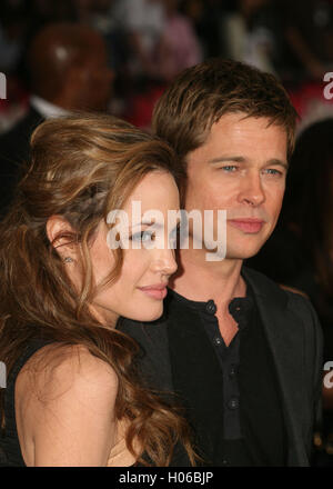 Hollywood, CA, USA. 5. Juni 2007. 20. September 2016 hat die Scheidung von Brad Pitt - Los Angeles, CA - Angelina Jolie Pitt eingereicht. Jolie Pitt, 41, juristische Dokumente eingereicht Montag unter Berufung auf unüberbrückbare Differenzen. Jolie Pitt angefordert, dass Sorgerecht für das Paar hat sechs Kinder Ð Maddox, Pax, Zahara, Shiloh, Vivienne und Knox Ð Pitt zu gewährenden Heimsuchung, fordern unter Berufung auf juristische Dokumente geteilt. Foto: 5. Juni 2007 - Hollywood, Kalifornien - Angelina Jolie und Brad Pitt. "Ocean's 13 '' Los Angeles Premiere in Grauman Chinese Theatre. Photo Credit: Byron Purvis/AdMedia (C Stockfoto