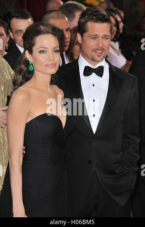 Hollywood, CA, USA. Februar 2009. 20. September 2016: Los Angeles, CA: Angelina Jolie Pitt hat die Scheidung von Brad Pitt beantragt. Jolie Pitt, 41, reichte am Montag Rechtsdokumente ein, in denen er unversöhnliche Differenzen zitierte. Jolie Pitt beantragte das Sorgerecht für die sechs gemeinsamen Kinder des Paares Ã Maddox, Pax, Zahara, Shiloh, Vivienne, und Knox Ã bittet Pitt um Besuche unter Berufung auf juristische Dokumente. Dateifoto: Brad Pitt & Angelina Jolie bei den 81. Academy Awards im Kodak Theatre, Hollywood. Februar 2009 Los Angeles, CA. Bild: Jaguar/AdMedia Stockfoto