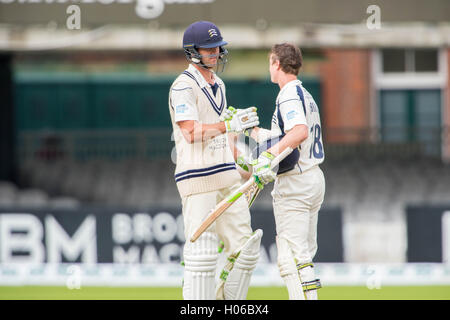 London, UK. 20. Sep, 2016. James Franklin gratuliert Nick Gubbins zum Erreichen seines Jahrhunderts während der ersten Tag Specsavers County Championship Division One Match zwischen Middlesex und Yorkshire auf Lords am 20. September 2016 in London, England. Bildnachweis: Michael Jamison/Alamy Live-Nachrichten Stockfoto