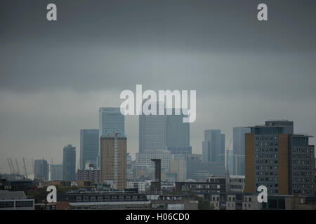 London, UK. 20. Sep, 2016. UK Wetter: Niedrige dunkle Wolken und Nebel Hüllen Canary Wharf Credit: Guy Bell/Alamy Live News Stockfoto