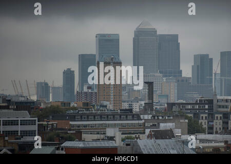 London, UK. 20. Sep, 2016. UK Wetter: Niedrige dunkle Wolken und Nebel Hüllen Canary Wharf Credit: Guy Bell/Alamy Live News Stockfoto