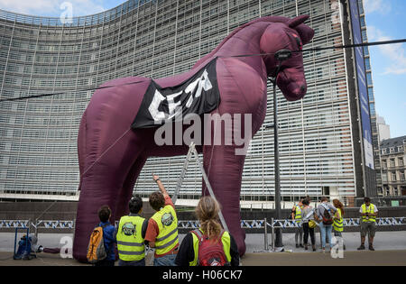 Brüssel, Belgien. 20. Sep, 2016. Protest gegen TTIP (Transatlantic Trade and Investment Partnership) und CETA (umfassende Wirtschafts- und Handelsabkommen) im Europaviertel in Brüssel auf 20.09.2016 von Wiktor Dabkowski Credit: Wiktor Dabkowski/ZUMA Draht/Alamy Live News Stockfoto