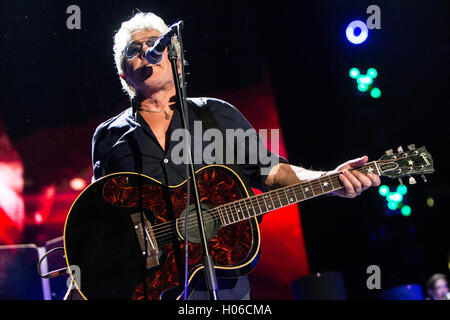 Assago Mailand Italien. 19. September 2016. Die legendäre englische Rockband THE WHO live auf der Bühne im Mediolanum Forum während "Zurück zu The, die Tour" Credit führt: Rodolfo weitertransferiert/Alamy Live News Stockfoto