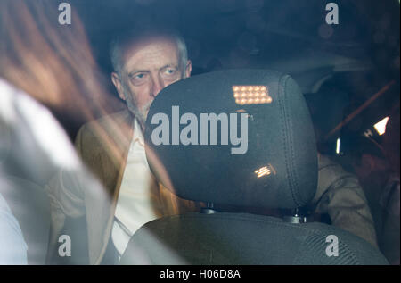 Westminster, London. 20. Sep, 2016. Labour Leader Jeremy Corbyn verlässt der Parteizentrale nach einem Treffen von NEC. Bildnachweis: Paul Davey/Alamy Live-Nachrichten Stockfoto