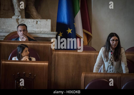 Roma 20. September 2016, der kommunalen Ratsversammlung im Beisein von Virginia Raggi Bürgermeister.   Lokalen Caption *** Roma 20. September 2016, der Gemeinderat treffen in Anwesenheit von Virginia Raggi mayor.pictured Linda Meleo,, Marcello De Vito, Virginia Raggi Credit: Andrea Ronchini/Alamy Live News Stockfoto