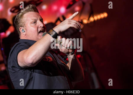 Clarkston, Michigan, USA. 15. Sep, 2016. GARY LEVOX von RASCAL FLATTS Durchführung der Rhythmus & Wurzeln unterwegs bei DTE Energy Music Theatre in Clarkston, MI am 15. September 2016 © Marc Nader/ZUMA Draht/Alamy Live News Stockfoto