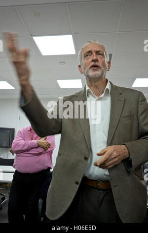 Labour-Partei Führer Jeremy Corbyn im Gespräch mit Schwung Unterstützer und Telefon-Bank freiwillige Lat Unite Union HQ in London.UK Stockfoto