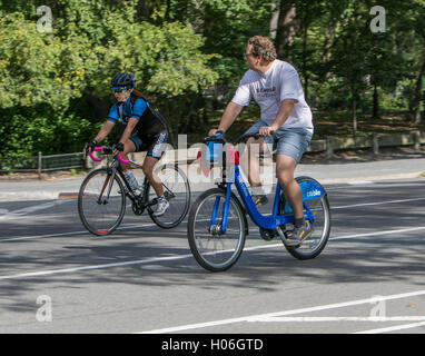 Ein Mann und eine Frau sind Fahrrad im Central Park. Stockfoto